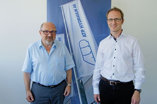 Heinrich Schwerzmann übergibt die Geschäftsleitung von ATP Hydraulik an André Schwerzmann (r.) Heinrich Schwerzmann übergibt die Geschäftsleitung von ATP Hydraulik an André Schwerzmann (r.)