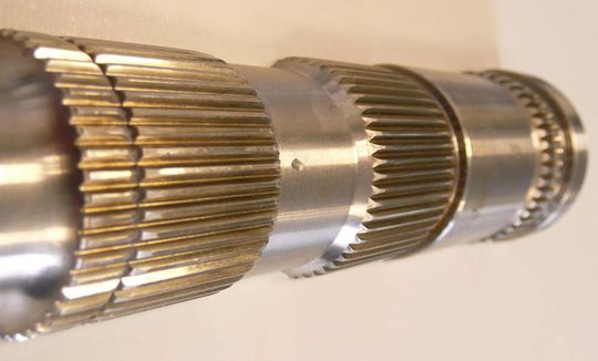 Bauteile wie diese verzahnte Welle (Muhr und Bender KG) werden oft im Autobau eingesetzt; mit dem rekursiven Axialformen lassen sich die Verzahnungen auch bei dünnen Wanddicken exakt herstellen. Bild: Kuhn Bauteile wie diese verzahnte Welle (Muhr und Bender KG) werden oft im Autobau eingesetzt; mit dem rekursiven Axialformen lassen sich die Verzahnungen auch bei dünnen Wanddicken exakt herstellen. Bild: Kuhn