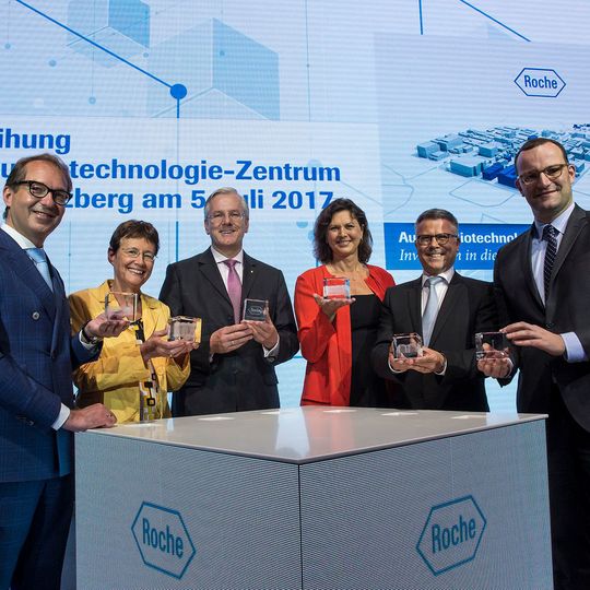 Die Zukunft in Händen: Symbolische Einweihung der neuen Gebäude im Rahmen des Festakts in Penzberg. (v.l.): Alexander Dobrindt, Ursula Redeker, Christoph Franz, Ilse Aigner, Hagen Pfundner, Jens Spahn Die Zukunft in Händen: Symbolische Einweihung der neuen Gebäude im Rahmen des Festakts in Penzberg. (v.l.): Alexander Dobrindt, Ursula Redeker, Christoph Franz, Ilse Aigner, Hagen Pfundner, Jens Spahn