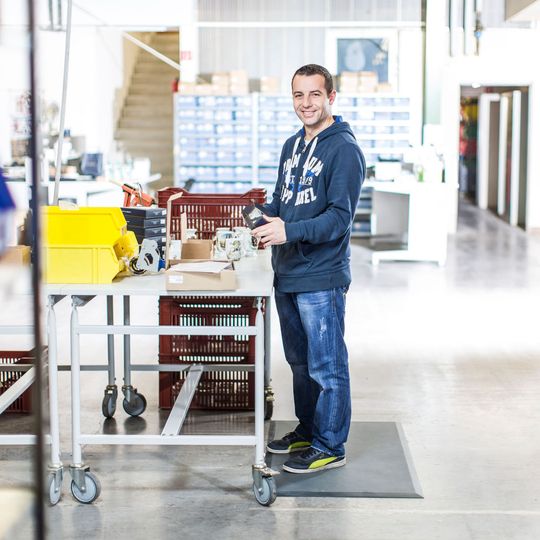 Beim ausdauernden Stehen ermüdet die Muskulatur, die Füße verändern sich, die Durchblutung wird gestört und die Konzentration lässt nach. Steharbeitsplatzmatten von Isoloc beugen diesen Folgen vor. Beim ausdauernden Stehen ermüdet die Muskulatur, die Füße verändern sich, die Durchblutung wird gestört und die Konzentration lässt nach. Steharbeitsplatzmatten von Isoloc beugen diesen Folgen vor.