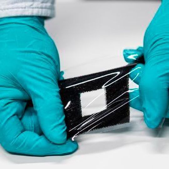 Dank seiner elastischen Form lässt sich der Näherungssensor flexibel auf großen Oberflächen anbringen. Dank seiner elastischen Form lässt sich der Näherungssensor flexibel auf großen Oberflächen anbringen.