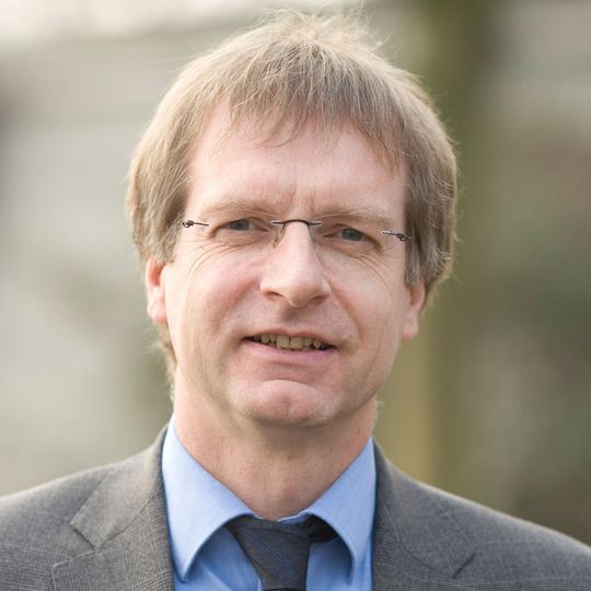 Prof. Dr. Bernhard Spengler wird im September mit dem Fresenius-Preis ausgezeichnet. Prof. Dr. Bernhard Spengler wird im September mit dem Fresenius-Preis ausgezeichnet.