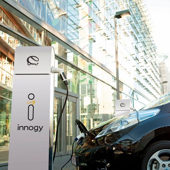 Innogy bietet unter anderem Ladesäulen für Privatpersonen und Geschäftskunden an. Innogy bietet unter anderem Ladesäulen für Privatpersonen und Geschäftskunden an.