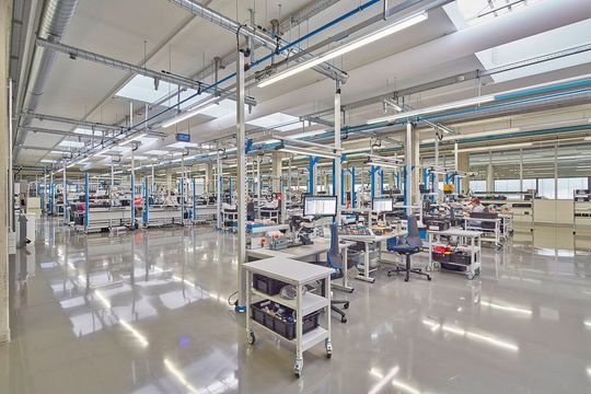 Waldmann hat das Lichtkonzept in der Sensortechnikfertigung von Kistler Instrumente entwickelt. Durch das richtige Licht in der Produktion können Fehler minimiert werden. Waldmann hat das Lichtkonzept in der Sensortechnikfertigung von Kistler Instrumente entwickelt. Durch das richtige Licht in der Produktion können Fehler minimiert werden.