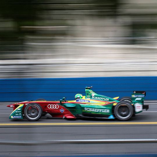 Wie bereits angekündigt steigt Audi als erster deutscher Automobilhersteller mit einem eigenen Werksteam in die elektrische Rennserie Formel E ein. Wie bereits angekündigt steigt Audi als erster deutscher Automobilhersteller mit einem eigenen Werksteam in die elektrische Rennserie Formel E ein.