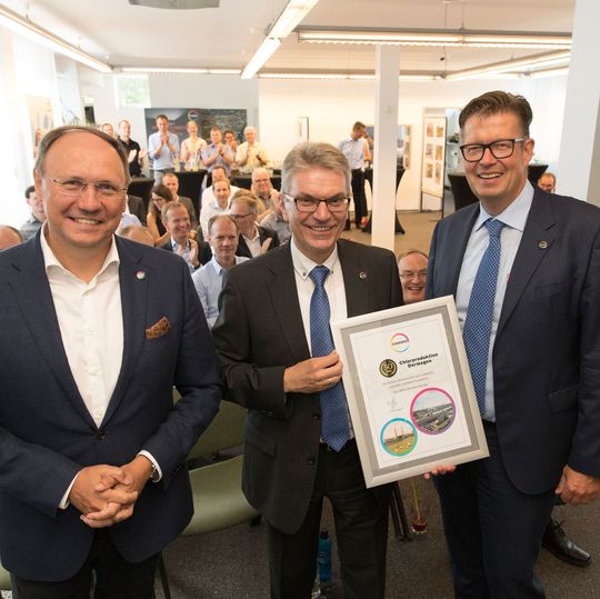 Applaus für fünf Jahrzehnte Chlorproduktion: Mitarbeiter, Kunden und Partner von Covestro feiern gemeinsam mit NRW-Standortleiter Klaus Jaeger, Betriebsleiter Johann Rechner und Vorstandsmitglied Klaus Schäfer (v.l.) das Betriebsjubiläum. Applaus für fünf Jahrzehnte Chlorproduktion: Mitarbeiter, Kunden und Partner von Covestro feiern gemeinsam mit NRW-Standortleiter Klaus Jaeger, Betriebsleiter Johann Rechner und Vorstandsmitglied Klaus Schäfer (v.l.) das Betriebsjubiläum.