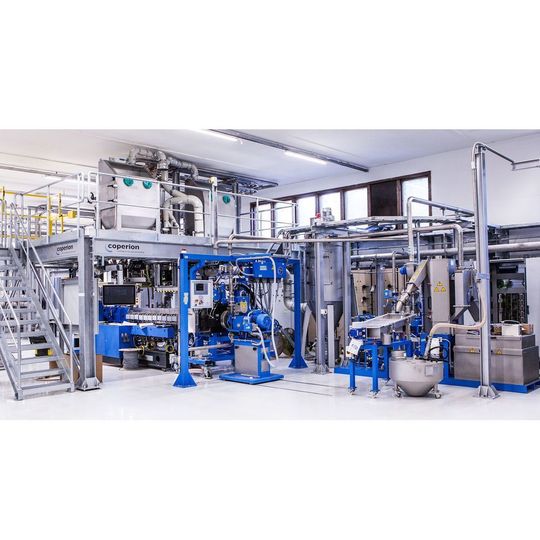 Bei den schlüsselfertigen Compoundieranlagen von Coperion kommen alle Schlüsselkomponenten für die wesentlichen Prozessschritte aus eigener Entwicklung und Produktion. Bei den schlüsselfertigen Compoundieranlagen von Coperion kommen alle Schlüsselkomponenten für die wesentlichen Prozessschritte aus eigener Entwicklung und Produktion.