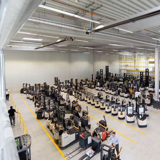 Die neue Halle bietet Platz für neue und gebrauchte Gabelstapler und eine professionell ausgestattete Werkstatt.