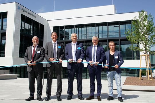 Bürgermeister Franz Masino, Agilent-Vorstand Life Sciences Patrick Kaltenbach, Agilent Deutschland-Chef Manfred Seitz, Landrat Dr. Christoph Schnaudigel und Fabian Hambüchen vor dem Agilent Kunden- und Technologiezentrum (v.l.n.r.). Bürgermeister Franz Masino, Agilent-Vorstand Life Sciences Patrick Kaltenbach, Agilent Deutschland-Chef Manfred Seitz, Landrat Dr. Christoph Schnaudigel und Fabian Hambüchen vor dem Agilent Kunden- und Technologiezentrum (v.l.n.r.).