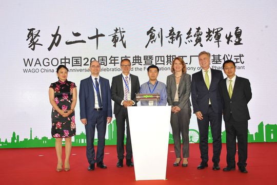 Von links: Cindy Zheng (CFO Wago China), Sławomir Krawczyk (Produktionsleitung Wago Polen), Jürgen Schäfer (CSO Wago-Gruppe), Li Pengcheng (Stellvertretender Geschäftsführer der Verwaltungskommission der Entwicklungszone von Wuqing), Alexandra Voss (Geschäftsführerin der Deutschen Handelskammer Nordchina), Volker Palm (CEO Wago China), Leo Liu (CSO Wago China) mit der Zeitkapsel. Von links: Cindy Zheng (CFO Wago China), Sławomir Krawczyk (Produktionsleitung Wago Polen), Jürgen Schäfer (CSO Wago-Gruppe), Li Pengcheng (Stellvertretender Geschäftsführer der Verwaltungskommission der Entwicklungszone von Wuqing), Alexandra Voss (Geschäftsführerin der Deutschen Handelskammer Nordchina), Volker Palm (CEO Wago China), Leo Liu (CSO Wago China) mit der Zeitkapsel.
