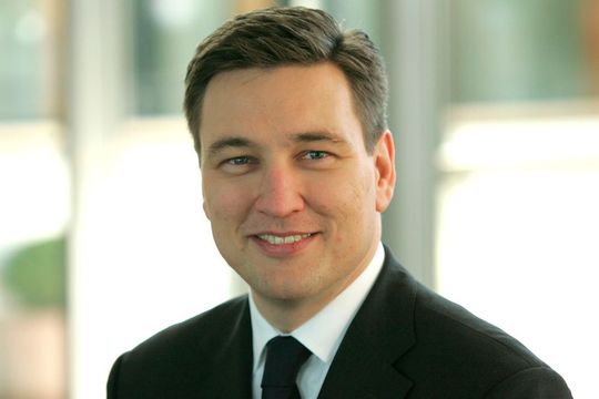 Dr. Franz-Robert Klingan, Partner bei Bain & Company und Co-Autor der Studie, erklärt: „Vielen Investoren vermittelt der Gesundheitssektor Sicherheit in turbulenten Zeiten. Denn früher oder später ist nahezu jeder auf Produkte und Services der Gesundheitsbranche angewiesen, unabhängig von Konjunktur und politischen Veränderungen.“ Dr. Franz-Robert Klingan, Partner bei Bain & Company und Co-Autor der Studie, erklärt: „Vielen Investoren vermittelt der Gesundheitssektor Sicherheit in turbulenten Zeiten. Denn früher oder später ist nahezu jeder auf Produkte und Services der Gesundheitsbranche angewiesen, unabhängig von Konjunktur und politischen Veränderungen.“