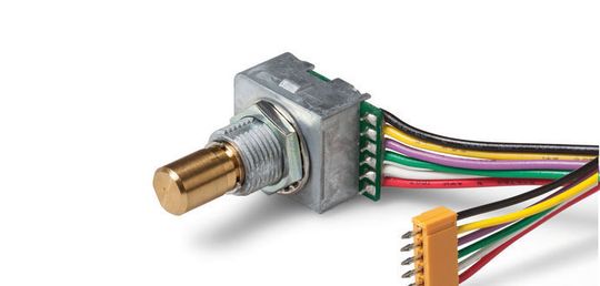 Drehimpulsgeber der MRS-Reihe können direkt auf Leiterplatte montiert werden – entweder per Litze oder wie hier im Bild per Board-In-Stecker.