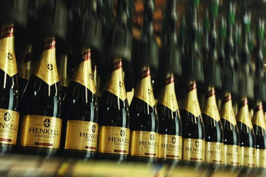 1 Im Jahr 2006 haben die Henkell & Söhnlein Sektkellereien 133 Millionen Flaschen Sekt verkauft. 1 Im Jahr 2006 haben die Henkell & Söhnlein Sektkellereien 133 Millionen Flaschen Sekt verkauft.