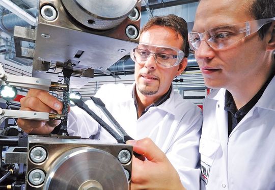 Beide neuen Thermoplaste sind laut Lanxess durch die hohen Glasfasergehalte ungewöhnlich steif und fest. Trotz der Glasfaserverstärkung ist die Schmelze dank der EasyFlow-Technologie leichtfließend. Beide neuen Thermoplaste sind laut Lanxess durch die hohen Glasfasergehalte ungewöhnlich steif und fest. Trotz der Glasfaserverstärkung ist die Schmelze dank der EasyFlow-Technologie leichtfließend.
