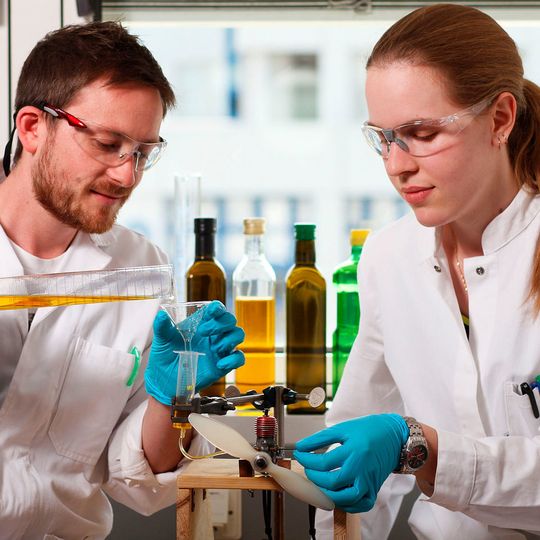 Wenn es nach ihnen geht, werden Dieselfahrzeuge bald von reinem Biodiesel angetrieben: Agostino Antonio Biafora und Annika Bernhardt vom Sonderforschungsbereich 3-MET an der TU Kaiserslautern wollen ein Verfahren mitentwickelt haben, mit dem sie die chemischen Eigenschaften von Biodiesel gezielt verändern können. Wenn es nach ihnen geht, werden Dieselfahrzeuge bald von reinem Biodiesel angetrieben: Agostino Antonio Biafora und Annika Bernhardt vom Sonderforschungsbereich 3-MET an der TU Kaiserslautern wollen ein Verfahren mitentwickelt haben, mit dem sie die chemischen Eigenschaften von Biodiesel gezielt verändern können.