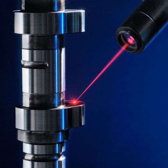 Sensorik für die Prüfung von Form und Lagetoleranzen an Nockenwellen: Das Verbundprojekt Inspire will Inline-Sensoren mit einer neuen Messgenauigkeitsklasse entwickeln. Zudem sollen sie sich automatisiert an variierende Messbedingungen anpassen können.