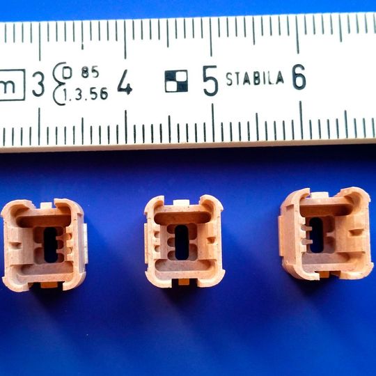 Bei Bedarf realisiert der Prototyping- und Kleinserien-Service von Kager nach Kundenvorgaben auch anspruchsvolle Formteile aus der Festkeramik 9020.