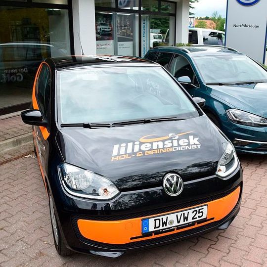 Mit auffällig gestalteten VW-up-Modellen holt Liliensiek die Kundenfahrzeuge ab. Mit auffällig gestalteten VW-up-Modellen holt Liliensiek die Kundenfahrzeuge ab.