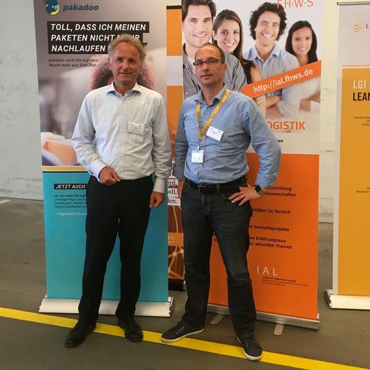 Prof. Dr. Ulrich Müller-Steinfahrt (FHWS, l.) und Markus Ziegler, Geschäftsbereichsleiter von Pakadoo und Mitglied der Geschäfstleitung der LGI Logistics Group International. Prof. Dr. Ulrich Müller-Steinfahrt (FHWS, l.) und Markus Ziegler, Geschäftsbereichsleiter von Pakadoo und Mitglied der Geschäfstleitung der LGI Logistics Group International.