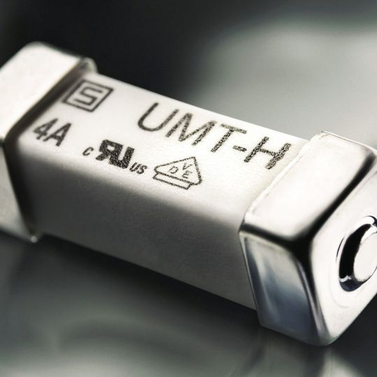 Schurter orientierte sich bei der Entwicklung seiner Sicherungen an den hohen Anforderungen aus der Raumfahrtindustrie, welche in Kooperation mit der ESA entwickelt wurden. Schurter orientierte sich bei der Entwicklung seiner Sicherungen an den hohen Anforderungen aus der Raumfahrtindustrie, welche in Kooperation mit der ESA entwickelt wurden.
