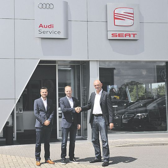 Aufnahme in die Bierschneider-Welt: (v. li.) Geschäftsleiter Timo Mages, Geschäftsführer Michael Fleischmann und Ulrich Schülein.