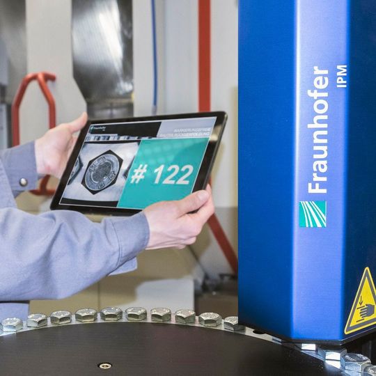 Das Fraunhofer-IPM soll mit Track & Trace Fingerprint ein markerfreies System zur Rückverfolgung von Massenbauteilen entwickelt haben: Hier identifiziert es gerade einzelne Schrauben. Das Fraunhofer-IPM soll mit Track & Trace Fingerprint ein markerfreies System zur Rückverfolgung von Massenbauteilen entwickelt haben: Hier identifiziert es gerade einzelne Schrauben.
