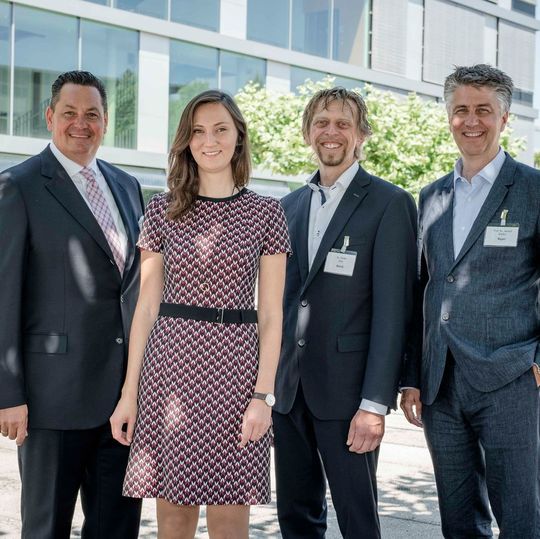 Die Initiatoren des 3rd Munich Life Science Pitch Day am 06.07.2017 (v.l.n.r.): Peter Hanns Zobel, Fördergesellschaft IZB, Marianne Mertens, High-Tech Gründerfonds, Dirk Vocke, Merck, Prof. Stefan Jaroch, Bayer. Die Initiatoren des 3rd Munich Life Science Pitch Day am 06.07.2017 (v.l.n.r.): Peter Hanns Zobel, Fördergesellschaft IZB, Marianne Mertens, High-Tech Gründerfonds, Dirk Vocke, Merck, Prof. Stefan Jaroch, Bayer.