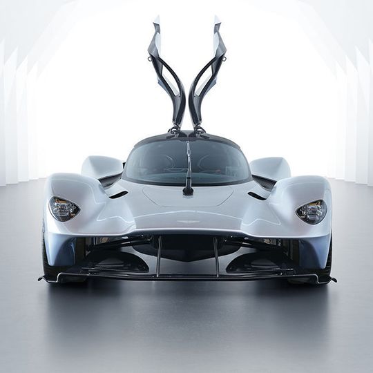 Red-Bull-Designer Adrian Newey hat den Valkyrie entworfen. Ab 2019 soll der Sportler ausgeliefert werden. Red-Bull-Designer Adrian Newey hat den Valkyrie entworfen. Ab 2019 soll der Sportler ausgeliefert werden.