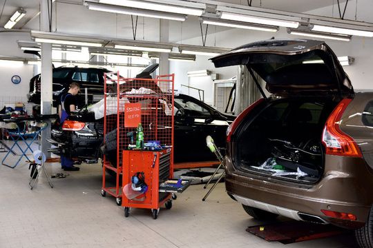 Im Schnitt 20 Autos bringt die W. Frisch GmbH pro Woche in der Karosserieabteilung wieder in Form.