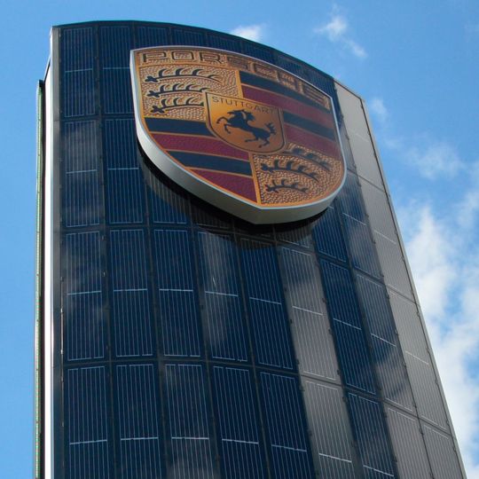 Das neue Porsche-Zentrum Berlin-Adlershof verfügt über einen turmhohen Pylon, der mehr leistet, als Kunden und Kaufinteressenten nur auf den Standort aufmerksam zu machen. Das neue Porsche-Zentrum Berlin-Adlershof verfügt über einen turmhohen Pylon, der mehr leistet, als Kunden und Kaufinteressenten nur auf den Standort aufmerksam zu machen.