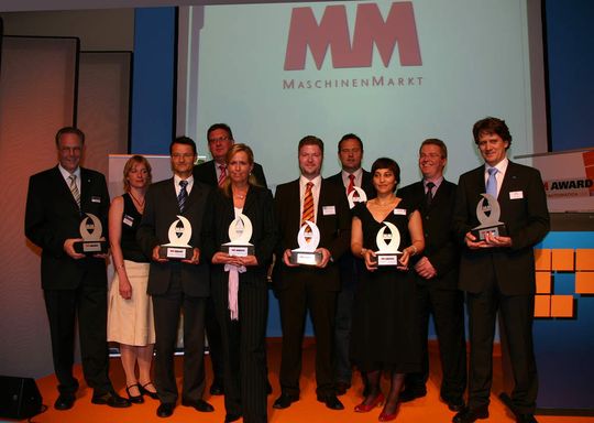 Die Preisträger und Verleiher des MM-Award auf der Automatica 2008 (von links): Dieter Faude, Faude; Anja Schneider, Messe München; Andreas Hoch, Schunk; Norbert Bargmann, Messe München; Nicole Clement, Knight Europe; Ronald Naderer, Ferrobotics; Reinhold Wiesmeyr, Fronius; Daniela Bäder, Fanuc Robotics; Ken Fouhy, MM Maschinenmarkt; Christian Beer, Servus. Bild: Strutzke Die Preisträger und Verleiher des MM-Award auf der Automatica 2008 (von links): Dieter Faude, Faude; Anja Schneider, Messe München; Andreas Hoch, Schunk; Norbert Bargmann, Messe München; Nicole Clement, Knight Europe; Ronald Naderer, Ferrobotics; Reinhold Wiesmeyr, Fronius; Daniela Bäder, Fanuc Robotics; Ken Fouhy, MM Maschinenmarkt; Christian Beer, Servus. Bild: Strutzke