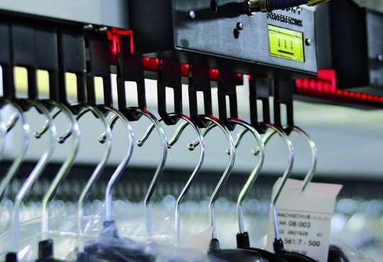 An der Verheiratungsstation wird jeder Kleiderbügel automatisch in einen Rolladapter gehängt.Bild: Dürkopp Fördertechnik An der Verheiratungsstation wird jeder Kleiderbügel automatisch in einen Rolladapter gehängt.Bild: Dürkopp Fördertechnik
