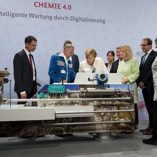 Eine Plattform für Industrie 4.0 in der Chemie: BASF, SAP, Pepperl+Fuchs, Samson und Endress+Hauser präsentierten Bundeskanzlerin Angela Merkel gemeinsam die Möglichkeiten der Digitalisierung. Eine Plattform für Industrie 4.0 in der Chemie: BASF, SAP, Pepperl+Fuchs, Samson und Endress+Hauser präsentierten Bundeskanzlerin Angela Merkel gemeinsam die Möglichkeiten der Digitalisierung.