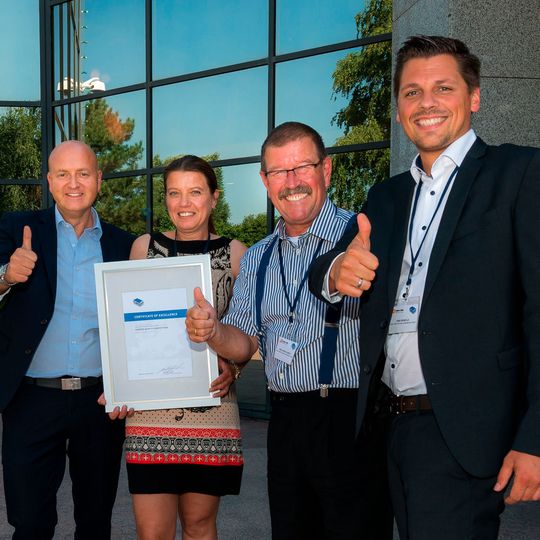 Gemeinsam mit seinem Team für internationale Transporte hat Wolfgang Albeck (2. v. r.) den Award für sein Unternehmen entgegengenommen. Gemeinsam mit seinem Team für internationale Transporte hat Wolfgang Albeck (2. v. r.) den Award für sein Unternehmen entgegengenommen.