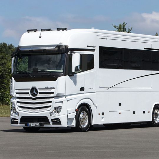 Die Vario Signature 1200 Landyacht basiert auf einem MB Actros 2553. Die Vario Signature 1200 Landyacht basiert auf einem MB Actros 2553.
