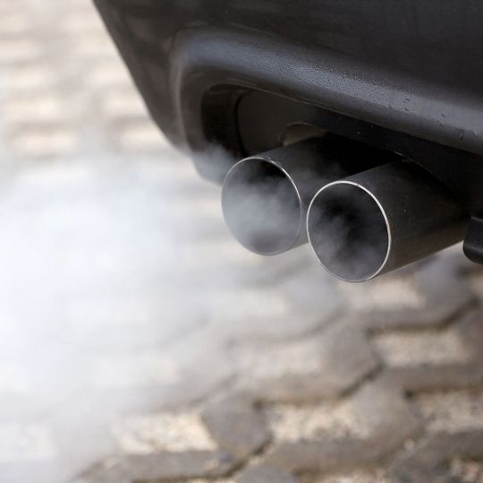 Erhöhte NOx-Emissionen befeuern die Forderung nach der blauen Plakete und Fahrverboten. Erhöhte NOx-Emissionen befeuern die Forderung nach der blauen Plakete und Fahrverboten.