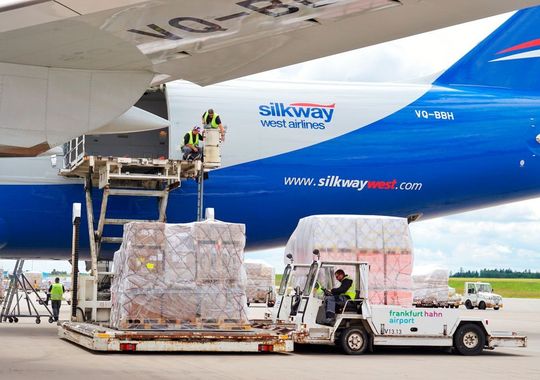 Eine Maschine der Fluglinie Silk Way brachte jetzt 20 t Hilfsgüter und medizinisches Gerät in den Irak. Eine Maschine der Fluglinie Silk Way brachte jetzt 20 t Hilfsgüter und medizinisches Gerät in den Irak.
