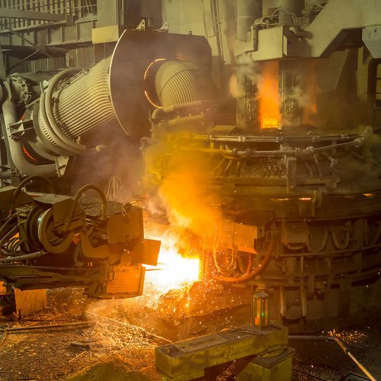Swiss Steel produziert seine Stahlprodukte im Elektrolichtbogenofen und setzt dafür sortenreinen Stahlschrott ein. Im Vergleich zur Verhüttung von Eisenerz fallen dabei deutlich weniger CO2-Emissionen je Tonne Rohstahl an. Swiss Steel produziert seine Stahlprodukte im Elektrolichtbogenofen und setzt dafür sortenreinen Stahlschrott ein. Im Vergleich zur Verhüttung von Eisenerz fallen dabei deutlich weniger CO2-Emissionen je Tonne Rohstahl an.