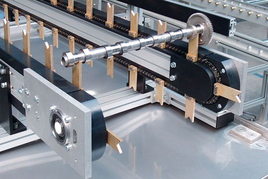 Auf der Motek 2017 zeigt Maschinenbau Kitz unter anderem das neue taktfähige Kettenumlaufsystem TKU 2040. Auf der Motek 2017 zeigt Maschinenbau Kitz unter anderem das neue taktfähige Kettenumlaufsystem TKU 2040.