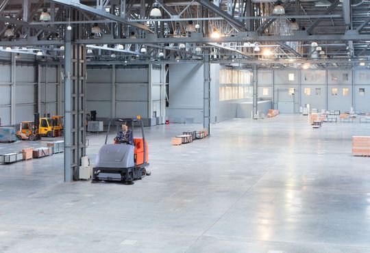 Für die wirtschaftliche Großflächenreinigung dient der Scrubmaster B310 R CL mit optionalem Kehrsaugsystem. Damit gelingt Vorkehren, Nassschrubben und Trockensaugen in einem Arbeitsgang.