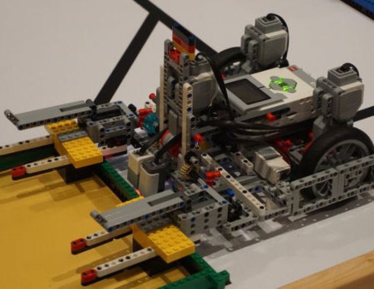 So sieht es aus, wenn der Würzburger Lego-Roboter eine Solarzelle setzt. So sieht es aus, wenn der Würzburger Lego-Roboter eine Solarzelle setzt.