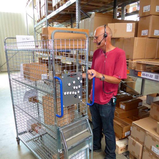 Das „Lydia Headset“ und der Kommissionierwagen im Einsatz bei Ansmann. Künftig will der Betrieb das System auch international einsetzen. Das „Lydia Headset“ und der Kommissionierwagen im Einsatz bei Ansmann. Künftig will der Betrieb das System auch international einsetzen.