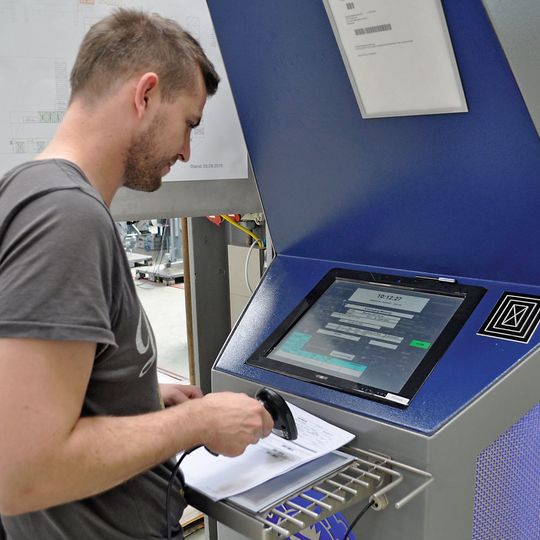 Seit dem Launch des ERP-Systems zum Jahreswechsel 2013/2014 werden sämtliche Produktionsmitarbeiter mithilfe des MES-Moduls zur Personalzeit-Erfassung geführt und verwaltet. Seit dem Launch des ERP-Systems zum Jahreswechsel 2013/2014 werden sämtliche Produktionsmitarbeiter mithilfe des MES-Moduls zur Personalzeit-Erfassung geführt und verwaltet.
