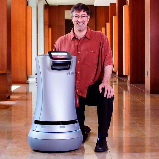 Savioke-CEO Steve Cousins mit seinem IERA-Preisträger, dem Roboter-Butler „Relay“. Savioke-CEO Steve Cousins mit seinem IERA-Preisträger, dem Roboter-Butler „Relay“.