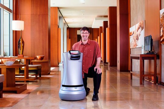 IERA-Preisträger 2017: Roboter "Relay" und Steve Cousins, CEO von Savioke. "Relay" ist weltweit der erste vollautonom arbeitende Liefer-Roboter, der in einer belebten Umgebung sicher navigiert. IERA-Preisträger 2017: Roboter "Relay" und Steve Cousins, CEO von Savioke. "Relay" ist weltweit der erste vollautonom arbeitende Liefer-Roboter, der in einer belebten Umgebung sicher navigiert.