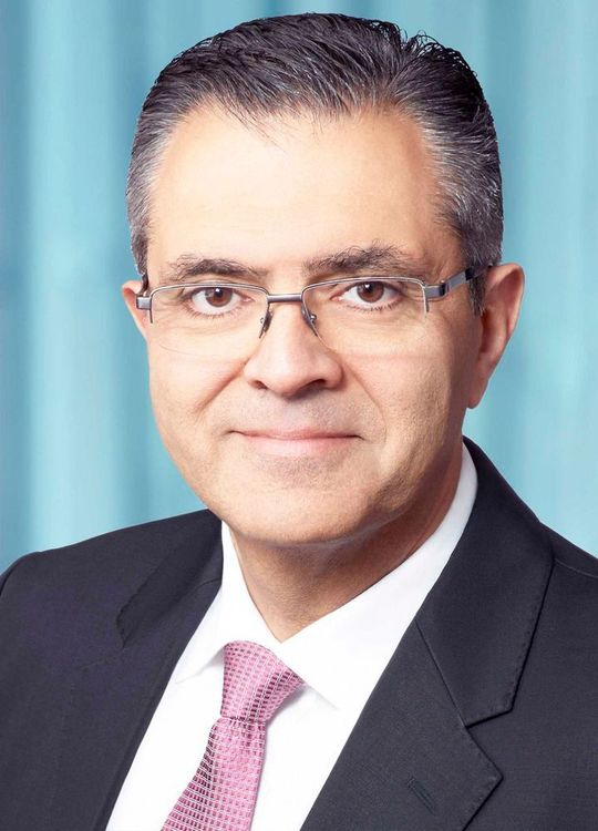 Sami Atiya, Leiter der ABB-Division Robotik und Antriebe, prognostiziert bei einer 20-jährigen Lebensdauer die Stromkosten des sechspoligen 44-Megawatt-Synchronmotors um eine halbe Million Dollar senken zu können. Sami Atiya, Leiter der ABB-Division Robotik und Antriebe, prognostiziert bei einer 20-jährigen Lebensdauer die Stromkosten des sechspoligen 44-Megawatt-Synchronmotors um eine halbe Million Dollar senken zu können.