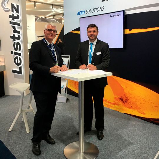 Sven Nieper, Managing Director, Leistritz Turbinentechnik GmbH (r.) und Klaus Mueller, CCO, Bionic Production AG unterzeichnen die Absichtserklärung auf der Pariser Airshow. Sven Nieper, Managing Director, Leistritz Turbinentechnik GmbH (r.) und Klaus Mueller, CCO, Bionic Production AG unterzeichnen die Absichtserklärung auf der Pariser Airshow.