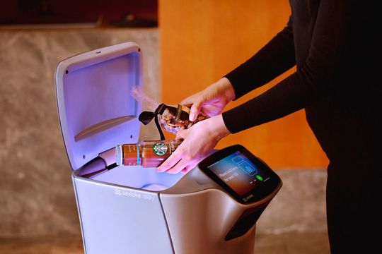 Das Transportfach des vollautomatischen Lieferroboters „Relay“ an seiner Oberseite wird befüllt.