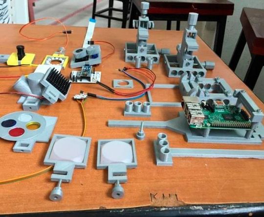 Kostengünstiges Labor zum Selberbauen: Das Gerüst des FlyPi-Systems lässt sich im 3D-Drucker herstellen und selbst montieren, Elektronik und motorisierte Teile mithilfe von Open-Source-Software selbst programmieren. Kostengünstiges Labor zum Selberbauen: Das Gerüst des FlyPi-Systems lässt sich im 3D-Drucker herstellen und selbst montieren, Elektronik und motorisierte Teile mithilfe von Open-Source-Software selbst programmieren.