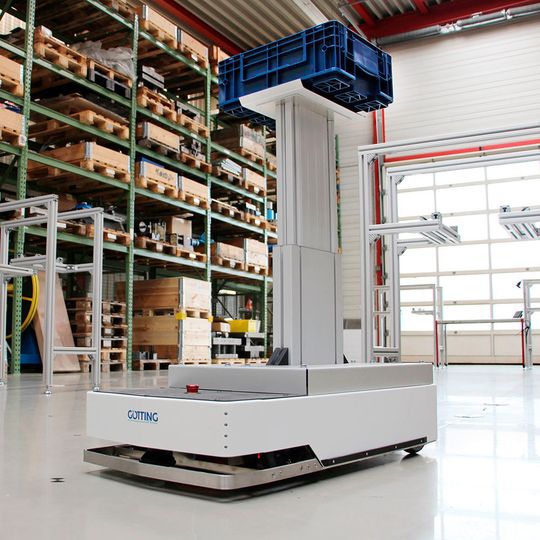 Effizienter Materialtransport: Fahrerlose Transportfahrzeuge werden unter anderem eingesetzt, um Bauteile vom Lager in die Montage zu bringen. Effizienter Materialtransport: Fahrerlose Transportfahrzeuge werden unter anderem eingesetzt, um Bauteile vom Lager in die Montage zu bringen.